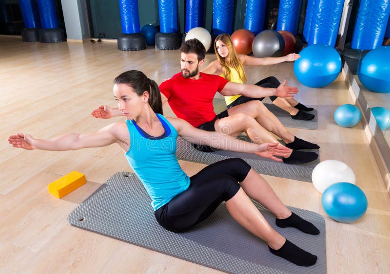 Pilates grupy ćwiczenia kobiety i mężczyzna ludzie obrazy stock Pilates grupy ćwiczenia kobiety i mężczyzna ludzie obrazy stock