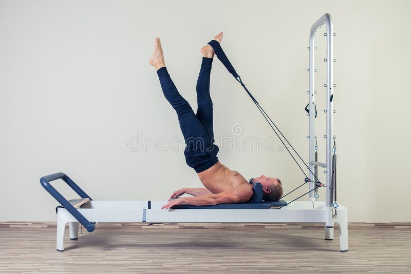 Pilates reformatora treningu ćwiczeń mężczyzna przy gym zdjęcia stock Pilates reformatora treningu ćwiczeń mężczyzna przy gym zdjęcia stock