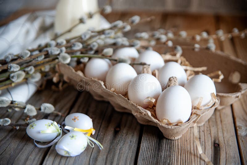 Pilbukett och easter ägg på trätabellen royaltyfri foto Pilbukett och easter ägg på trätabellen royaltyfri foto