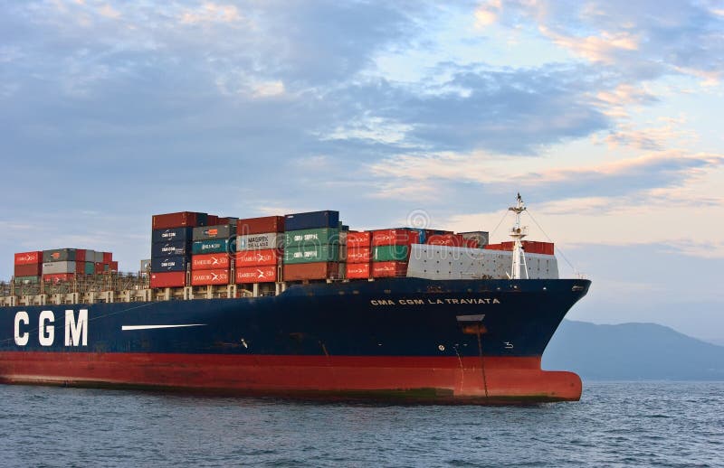 Pilbågen av en enorm för CMA för behållareskepp La Traviata CGM på förankrat i vägarna Nakhodka fjärd Östligt (Japan) hav 05 08 2 royaltyfri foto Pilbågen av en enorm för CMA för behållareskepp La Traviata CGM på förankrat i vägarna Nakhodka fjärd Östligt (Japan) hav 05 08 2 royaltyfri foto