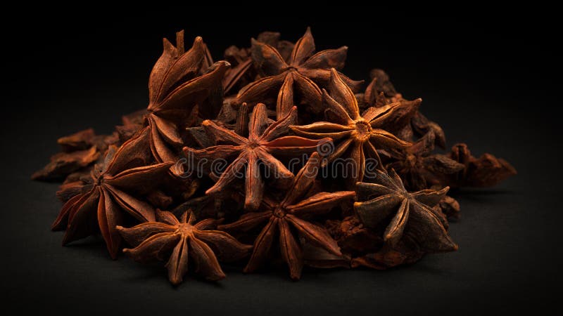 Pile d'anis d'étoile organique (verum d'Illicium) photos stock Pile d'anis d'étoile organique (verum d'Illicium) photos stock