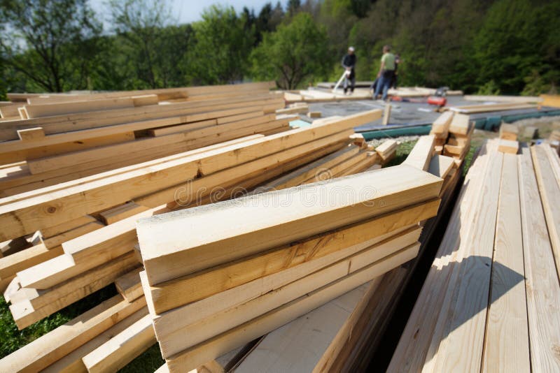 Pile de coupe et planches, poutres et morceaux en bois préparés photo libre de droits Pile de coupe et planches, poutres et morceaux en bois préparés photo libre de droits
