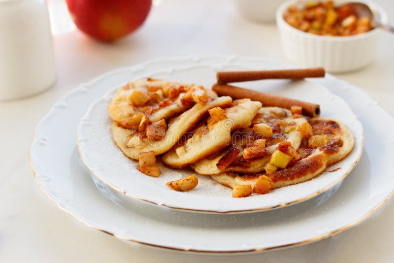 Pile de crêpes avec du miel et la pomme sur la table blanche, dessert délicieux pour le petit déjeuner image stock Pile de crêpes avec du miel et la pomme sur la table blanche, dessert délicieux pour le petit déjeuner image stock