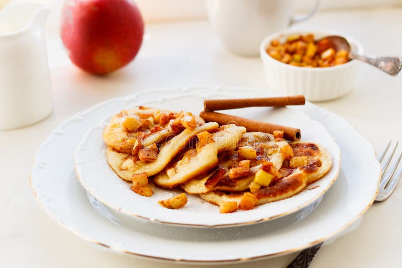 Pile de crêpes avec du miel et la pomme sur la table blanche, dessert délicieux pour le petit déjeuner photos libres de droits Pile de crêpes avec du miel et la pomme sur la table blanche, dessert délicieux pour le petit déjeuner photos libres de droits