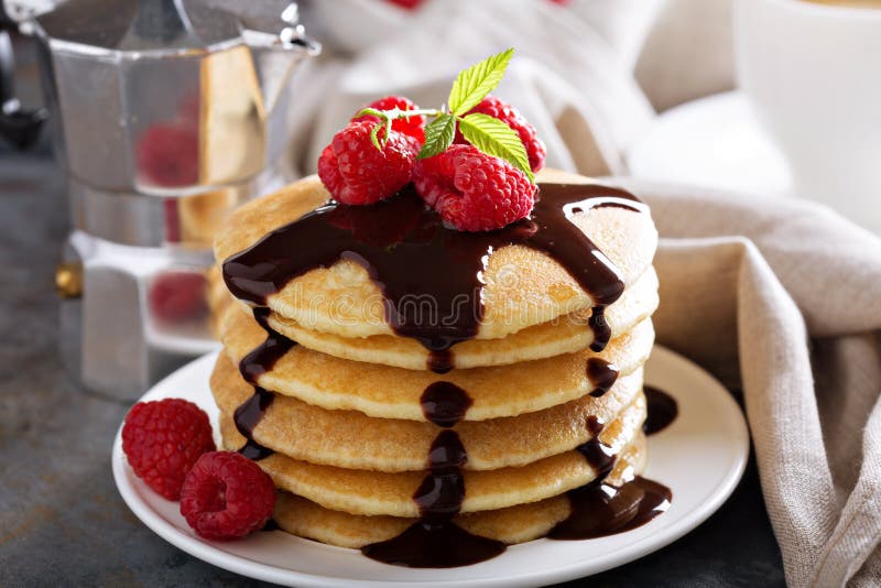 Pile de crêpes de babeurre pelucheuses avec du chocolat photo libre de droits Pile de crêpes de babeurre pelucheuses avec du chocolat photo libre de droits