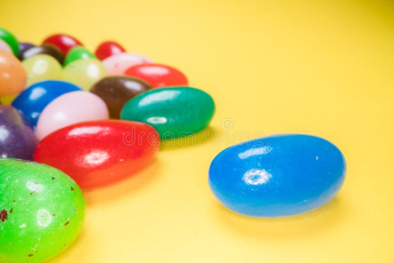 Pile de fond de mastication color? d?licieux de sucreries Bonbons color?s sur le fond jaune photo libre de droits Pile de fond de mastication color? d?licieux de sucreries Bonbons color?s sur le fond jaune photo libre de droits