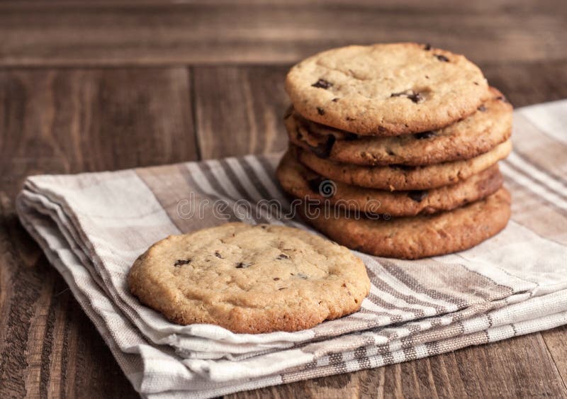 Pile de gâteaux aux pépites de chocolat fraîchement cuits au four image libre de droits Pile de gâteaux aux pépites de chocolat fraîchement cuits au four image libre de droits