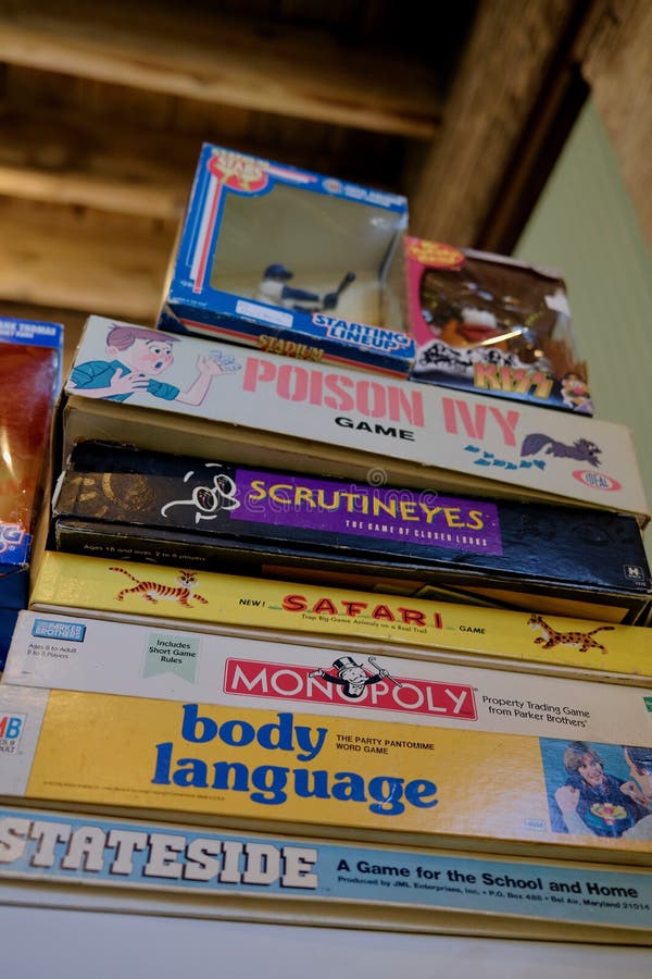 Piles De Jeux De Société De Vintage Image éditorial - Image du classique,  junior: 122243345