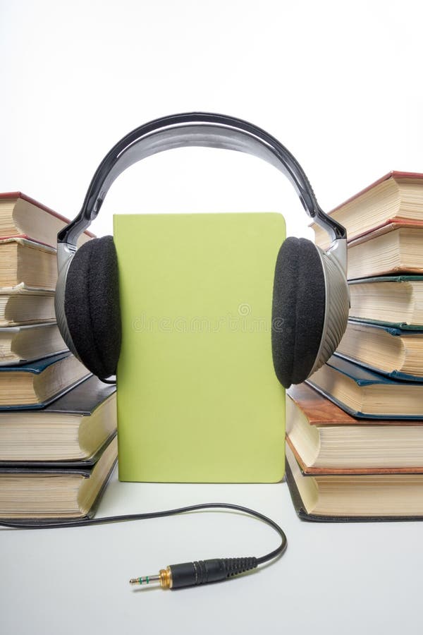 Pile De Livre Audio Des Livres De Livre Cartonné Et Du Lecteur électronique  Concept électronique De Bibliothèque De Nouveau à L'é Photo stock - Image  du personne, divertissement: 65684050