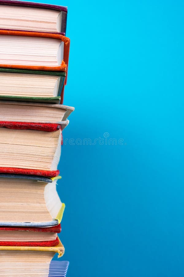 Pile de livres colorés, fond bleu sale, l'espace d'exemplaire gratuit photographie stock Pile de livres colorés, fond bleu sale, l'espace d'exemplaire gratuit photographie stock
