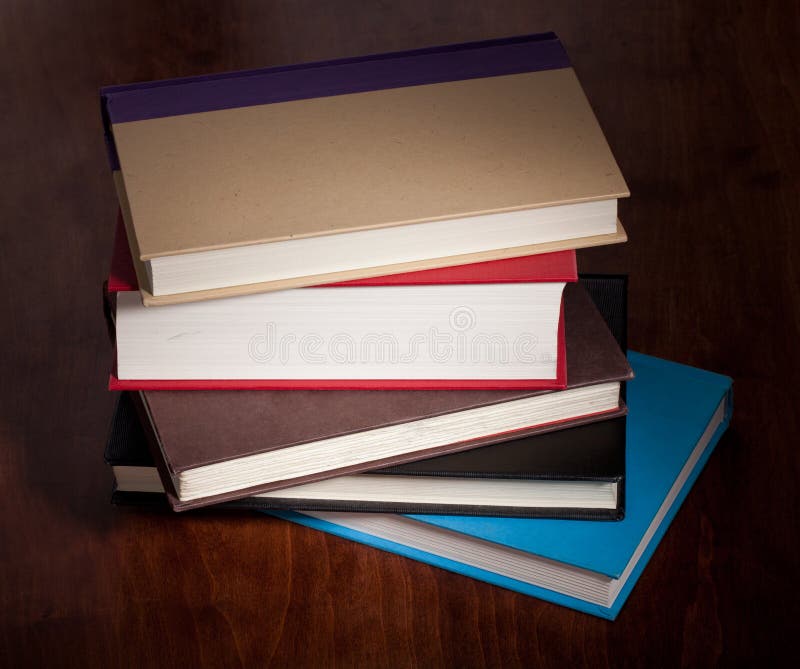 Pile de livres de livre À couverture dure photo stock Pile de livres de livre À couverture dure photo stock