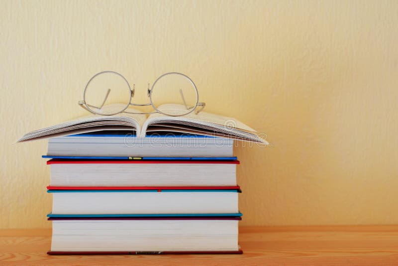 Pile de livres et de glaces images stock Pile de livres et de glaces images stock