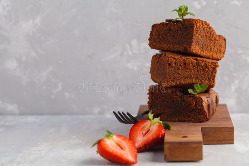 Pile de morceaux de 'brownie' foncé fait maison de chocolat avec le strawber images libres de droits Pile de morceaux de 'brownie' foncé fait maison de chocolat avec le strawber images libres de droits