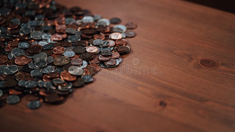 Pile de pièces de gauche. Une pile de monnaie quelques centimes de centimes de centimes de centimes sur une table