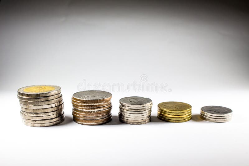 Pile de pièces de monnaie avec le roi photo libre de droits Pile de pièces de monnaie avec le roi photo libre de droits