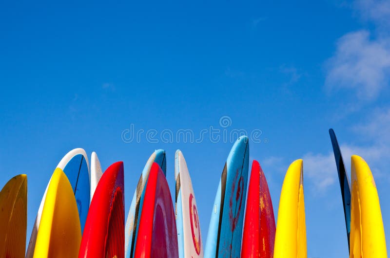 Pile de planches de surfing par le bord de la mer photo libre de droits Pile de planches de surfing par le bord de la mer photo libre de droits