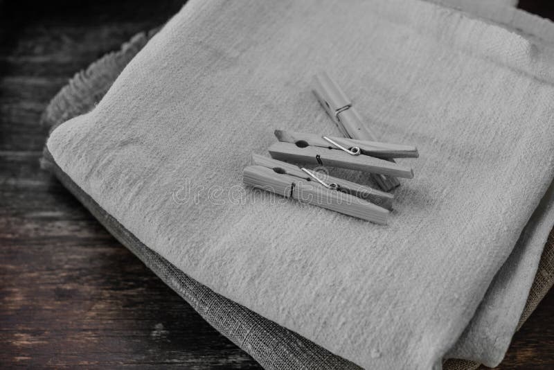 Pile de serviettes et de pinces ? linge de toile propres sur la table photo stock Pile de serviettes et de pinces ? linge de toile propres sur la table photo stock