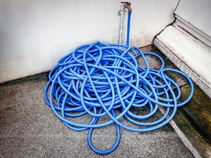 Pile de tuyau bleu pour le travail de jardinage photographie stock libre de droits Pile de tuyau bleu pour le travail de jardinage photographie stock libre de droits