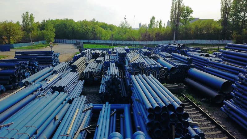 Pile de tuyaux en fonte dans la zone de chargement en attendant la vue aérienne du drone de transport banque de vidéos
