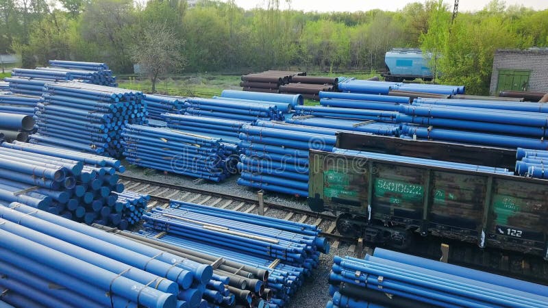 Pile de tuyaux en fonte dans la zone de chargement en attendant la vue aérienne du drone de transport banque de vidéos