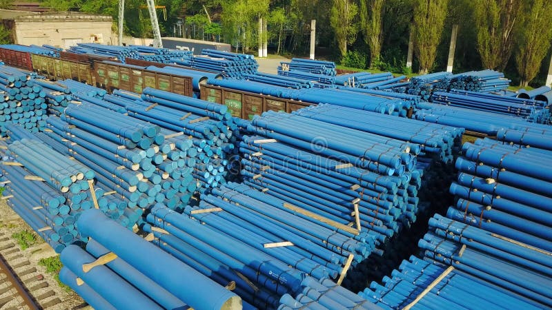 Pile de tuyaux en fonte dans la zone de chargement en attendant la vue aérienne du drone de transport clips vidéos