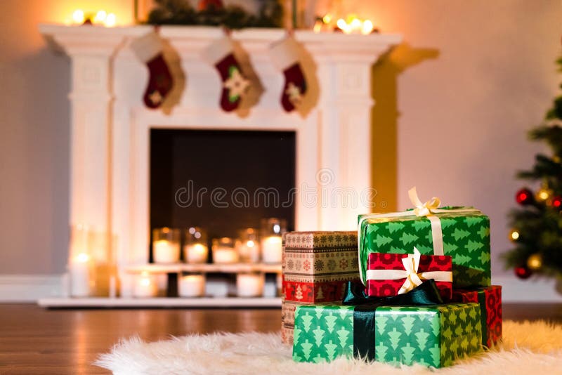 Pile des cadeaux de nouvelle année dans un emballage thématique photo libre de droits Pile des cadeaux de nouvelle année dans un emballage thématique photo libre de droits