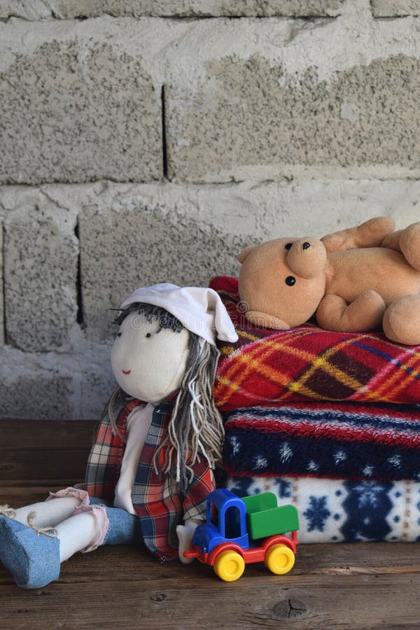 Une Poupée En Fil De Laine. Jouet En Peluche Tricoté à La Main Sur Une  Table En Bois.