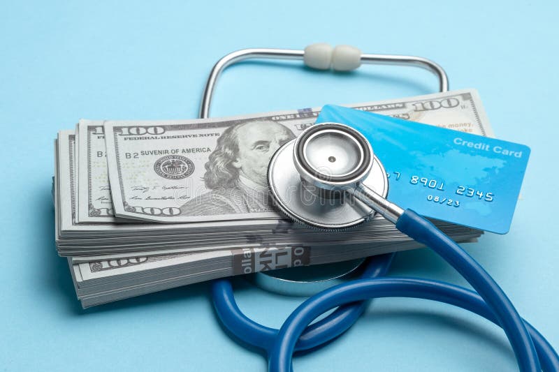 Pile des dollars d'argent liquide et de la carte de crédit avec le stéthoscope sur le fond bleu Le concept du strechevka médical images libres de droits Pile des dollars d'argent liquide et de la carte de crédit avec le stéthoscope sur le fond bleu Le concept du strechevka médical images libres de droits