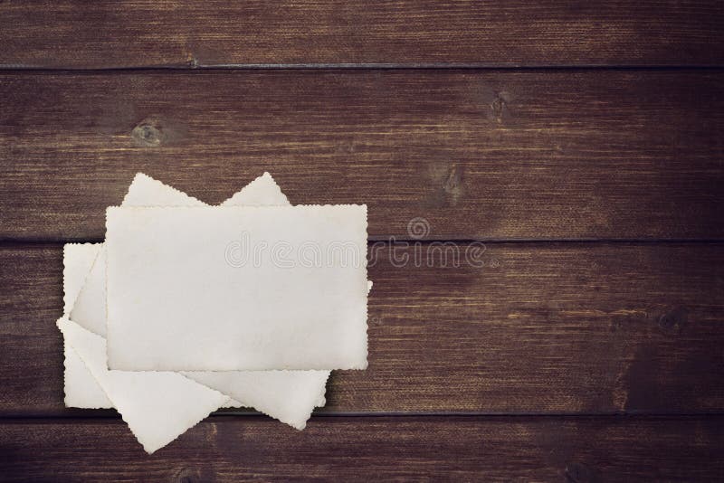 Pile des photos vides de vintage sur le bureau en bois image stock Pile des photos vides de vintage sur le bureau en bois image stock