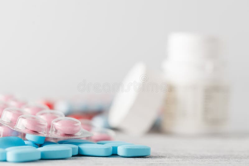 Pile des pilules médicales sur la table en bois photographie stock libre de droits Pile des pilules médicales sur la table en bois photographie stock libre de droits