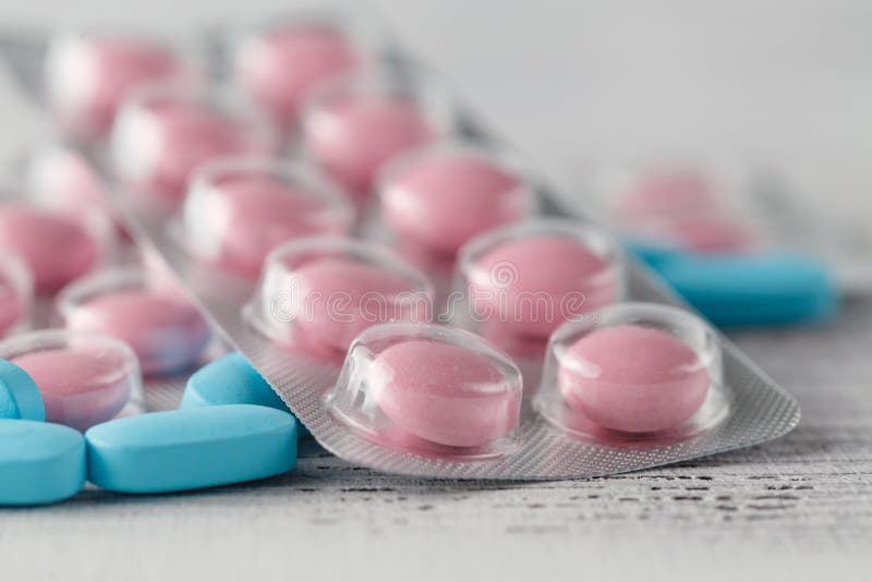 Pile des pilules médicales sur la table en bois photo stock Pile des pilules médicales sur la table en bois photo stock