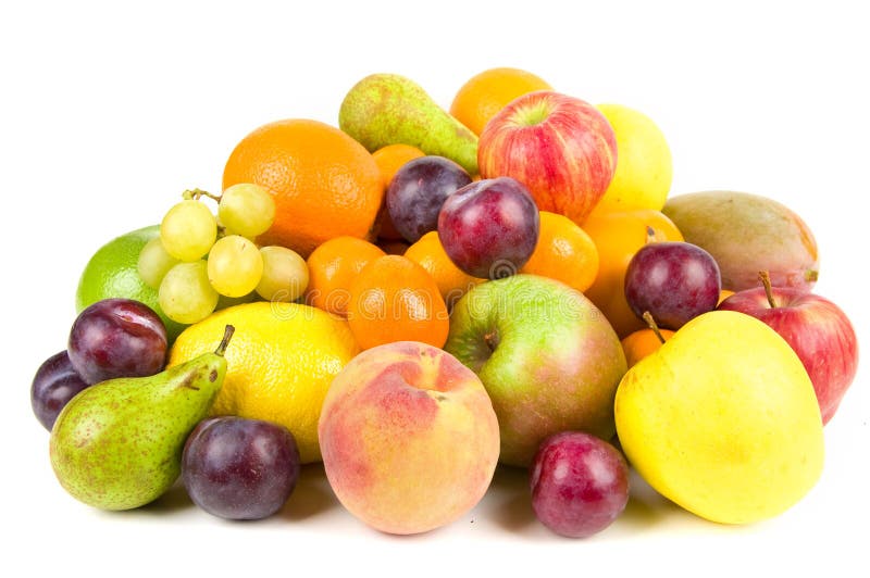 Mucchio di frutti isolati su bianco prugne, mele, arance, uva, pere, limoni, mango e altri.