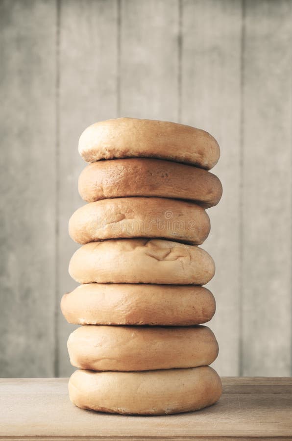 Bagels Empilés Avec Le Chapeau Mexicain Sur Le Dessus Image stock - Image  du accessoire, empilé: 52592327