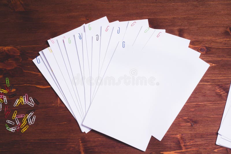 Pile haute étroite de travail non fini empilée dans les archives avec les trombones colorés images stock Pile haute étroite de travail non fini empilée dans les archives avec les trombones colorés images stock