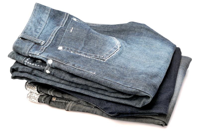 Mucchio di jeans isolato su sfondo bianco.