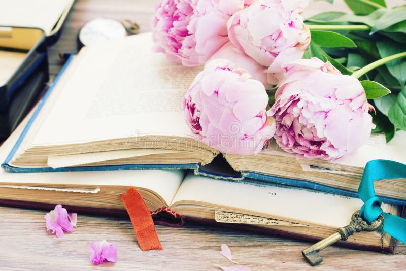 RÃ©sultat de recherche d'images pour "book pile with flowers"