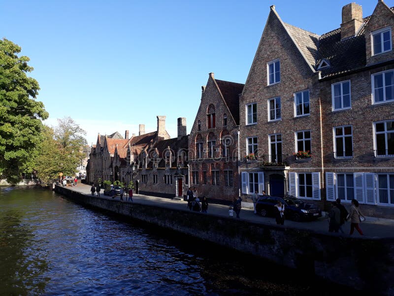 Pilenie odwiedzać Bruges, Belgia -