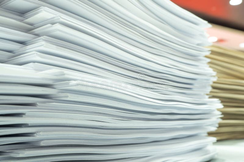 Piles De Papier Sur Mon Bureau Au Travail Image stock Image du homme
