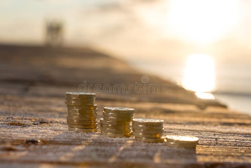 Piles de pièce de monnaie de livre image stock Piles de pièce de monnaie de livre image stock