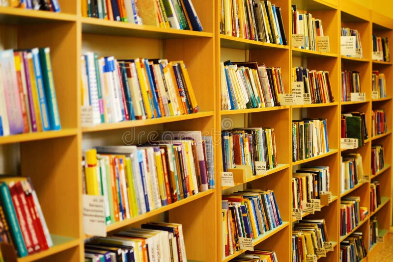 Piles de vieux livres dans la bibliothèque photo libre de droits Piles de vieux livres dans la bibliothèque photo libre de droits