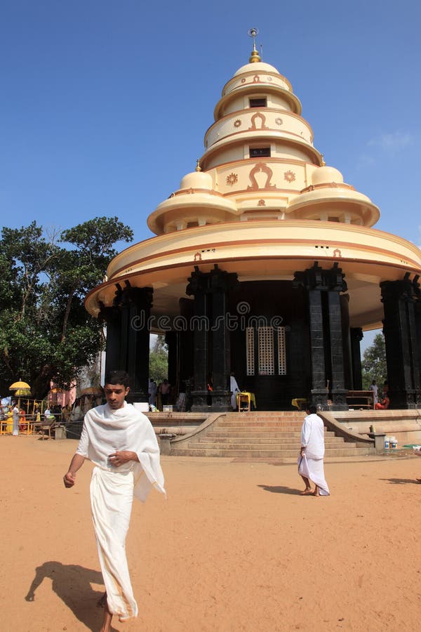 Pilger besuchen das Grab von Sree Narayana Guru lizenzfreie stockbilder Pilger besuchen das Grab von Sree Narayana Guru lizenzfreie stockbilder