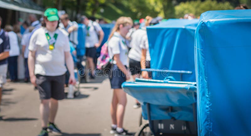 Pilger, die in Richtung zu den wunderbaren Wasserpools von Lourdes vorangehen stockbild Pilger, die in Richtung zu den wunderbaren Wasserpools von Lourdes vorangehen stockbild