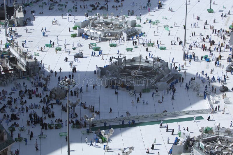 Pilger im Al--Masjidal-c$haram um Al-Kaaba lizenzfreie stockfotos Pilger im Al--Masjidal-c$haram um Al-Kaaba lizenzfreie stockfotos