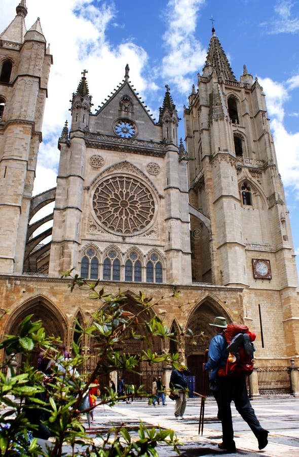 Pilgrim som ankommer på domkyrkan av Leà ³ n, Spanien royaltyfri fotografi Pilgrim som ankommer på domkyrkan av Leà ³ n, Spanien royaltyfri fotografi