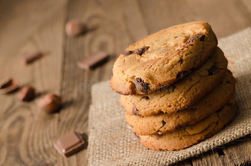 Pilha, cookies, chocolate, avelã, fundo fotos de stock royalty free Pilha, cookies, chocolate, avelã, fundo fotos de stock royalty free