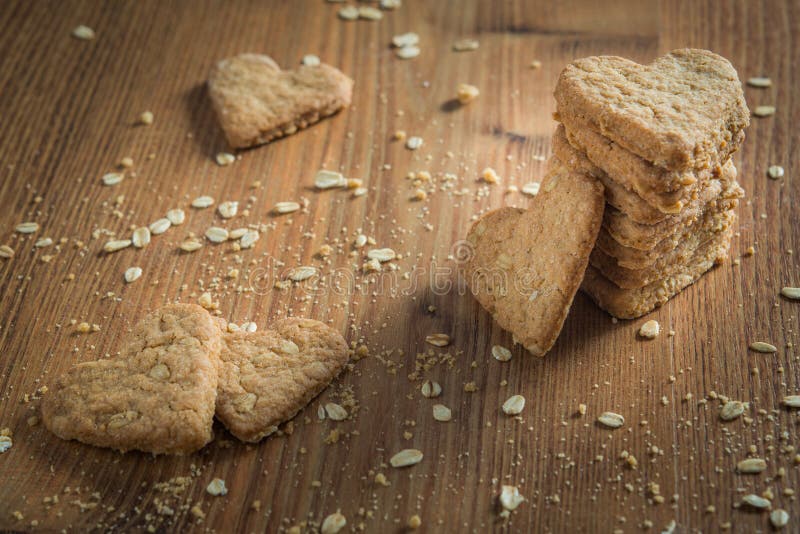 Pilha coração feito a mão de cookies dadas forma foto de stock Pilha coração feito a mão de cookies dadas forma foto de stock