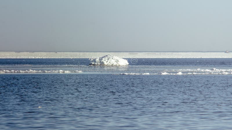 Pilha da neve, monte Grande tra??o em um fundo do c?u azul, ideia exterior da neve de blocos de gelo no lago congelado de finland