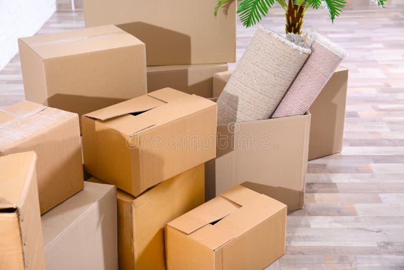 Pilha das caixas para mover-se