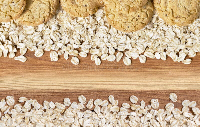 Pilha das cookies da farinha de aveia e da aveia no fundo de madeira da tabela Seu são um alimento nutriente-rico associado com a fotos de stock royalty free Pilha das cookies da farinha de aveia e da aveia no fundo de madeira da tabela Seu são um alimento nutriente-rico associado com a fotos de stock royalty free