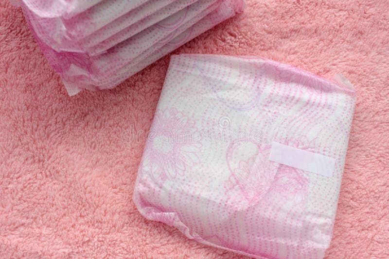 Almofada Sanitária Da Menstruação Com Grânulos, Calças Cor-de-rosa Para a  Proteção Da Higiene Da Mulher Proteção Macia Macia Por Foto de Stock -  Imagem de sangramento, medicina: 90714468